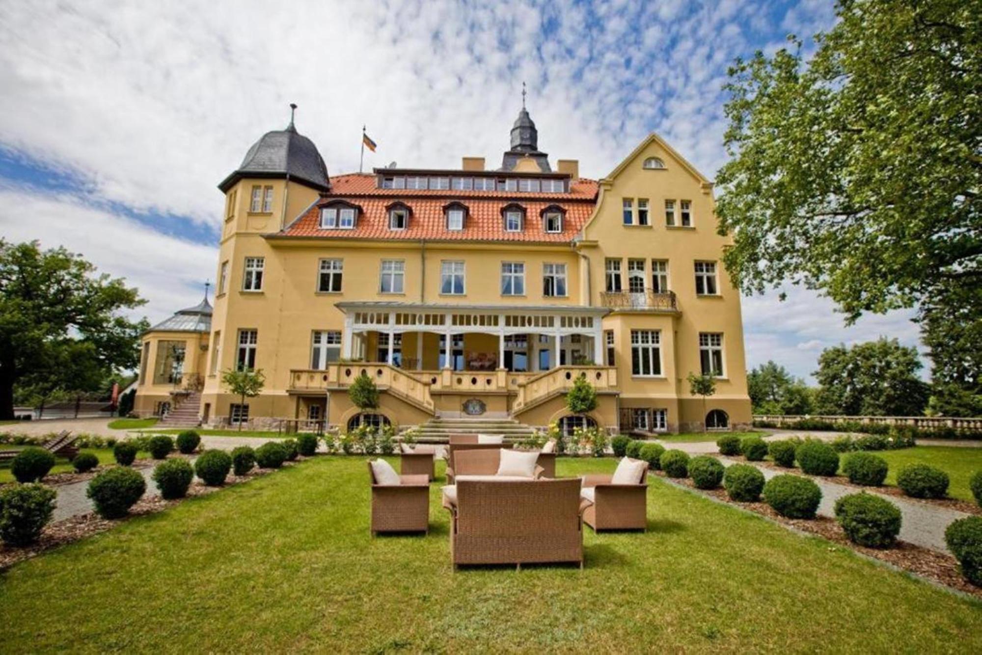 Bernsteinschloss Wendorf (Kuhlen-Wendorf) Exterior foto