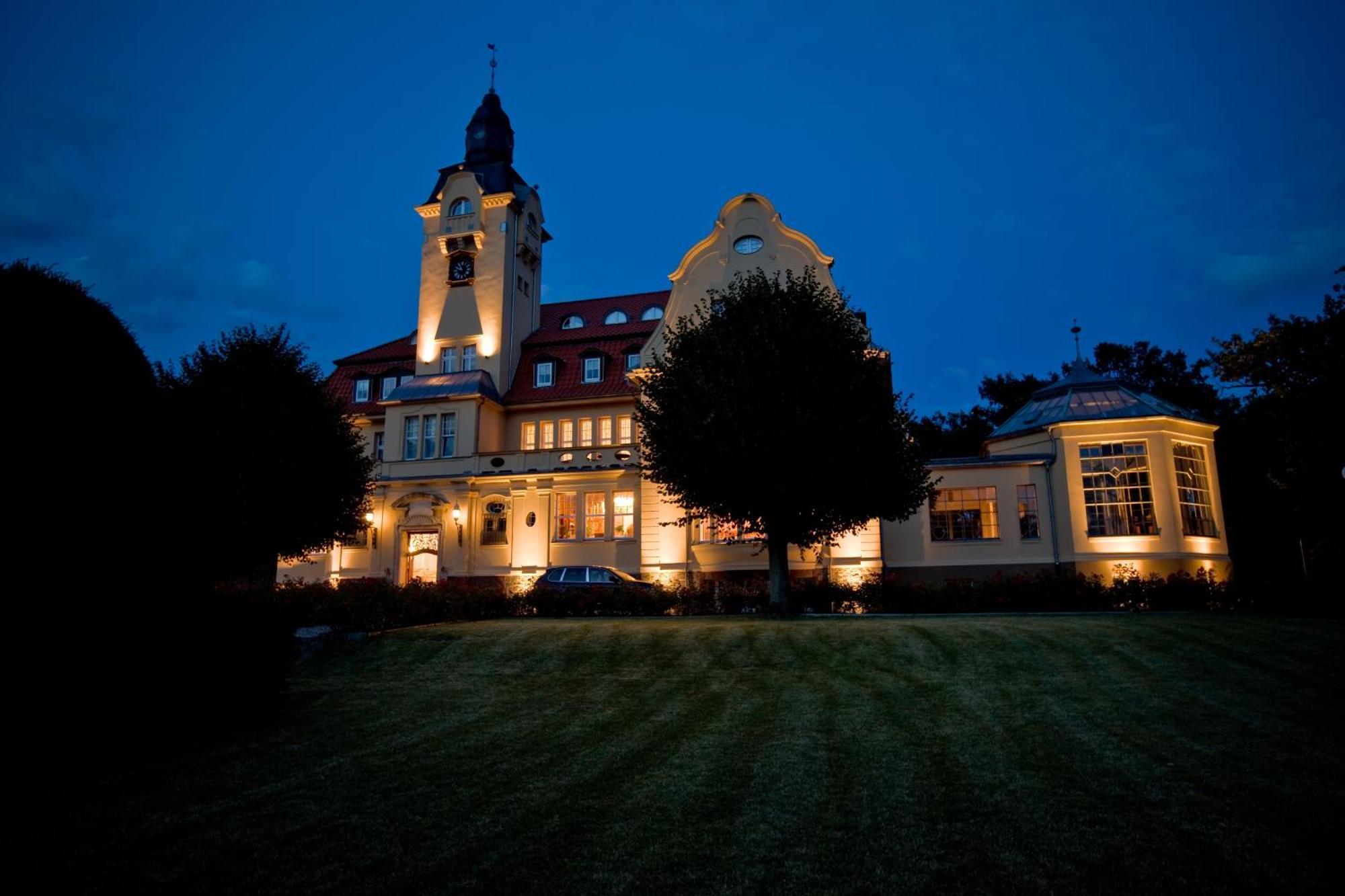 Bernsteinschloss Wendorf (Kuhlen-Wendorf) Exterior foto