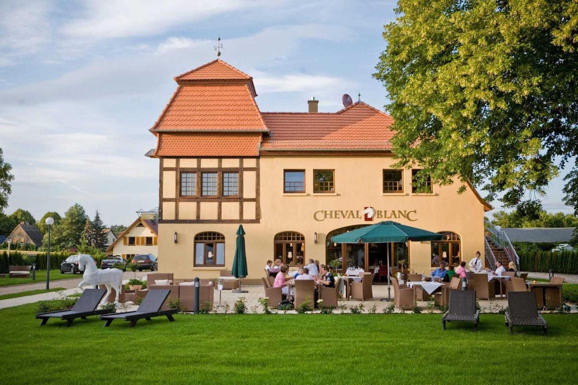 Bernsteinschloss Wendorf (Kuhlen-Wendorf) Exterior foto