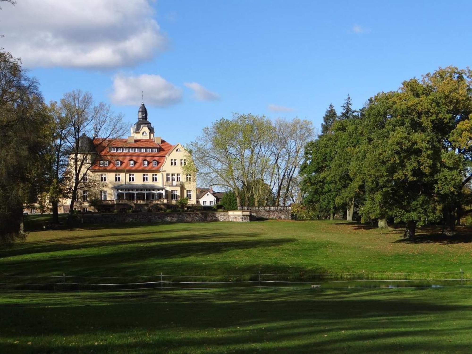 Bernsteinschloss Wendorf (Kuhlen-Wendorf) Exterior foto