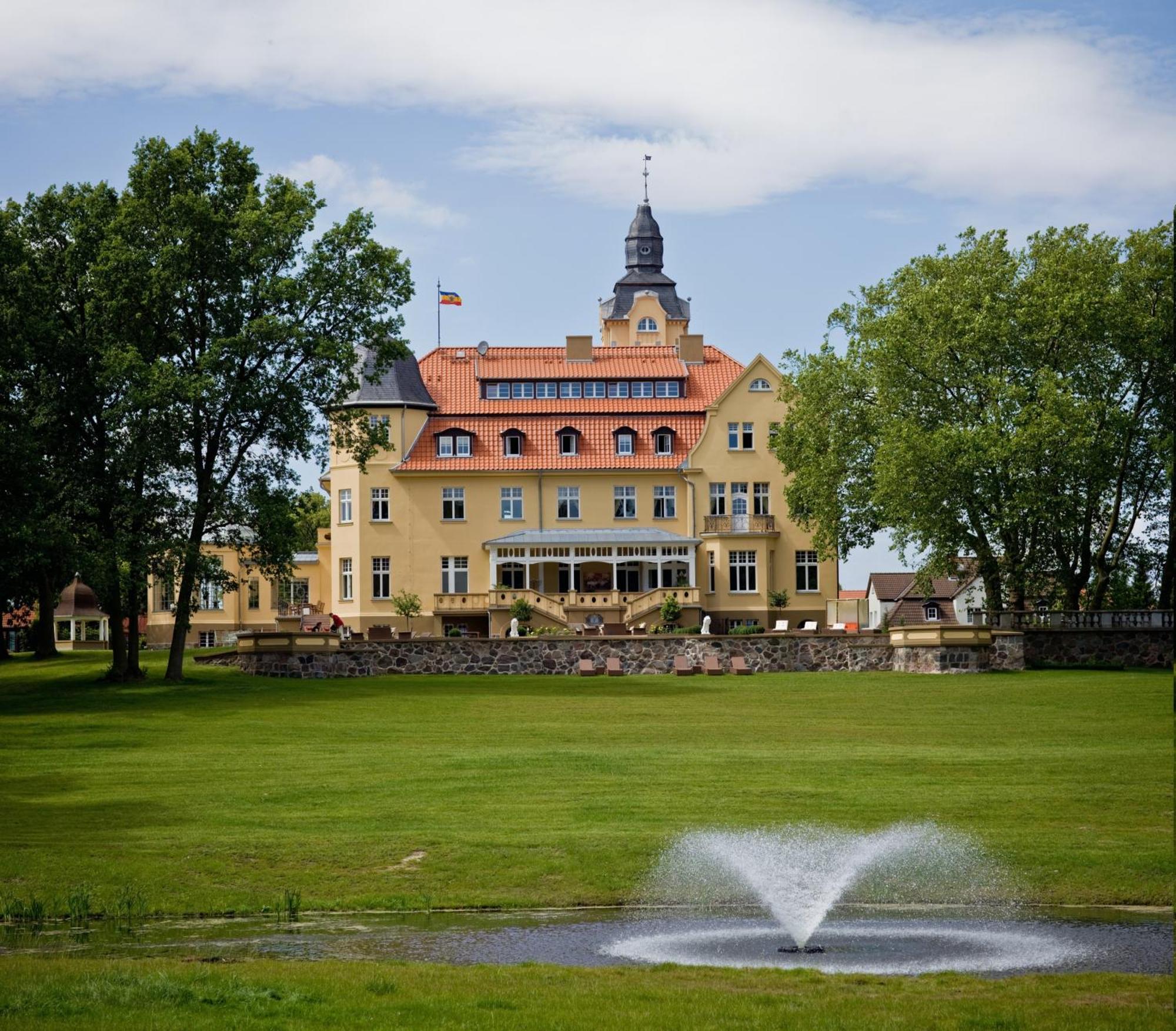 Bernsteinschloss Wendorf (Kuhlen-Wendorf) Exterior foto