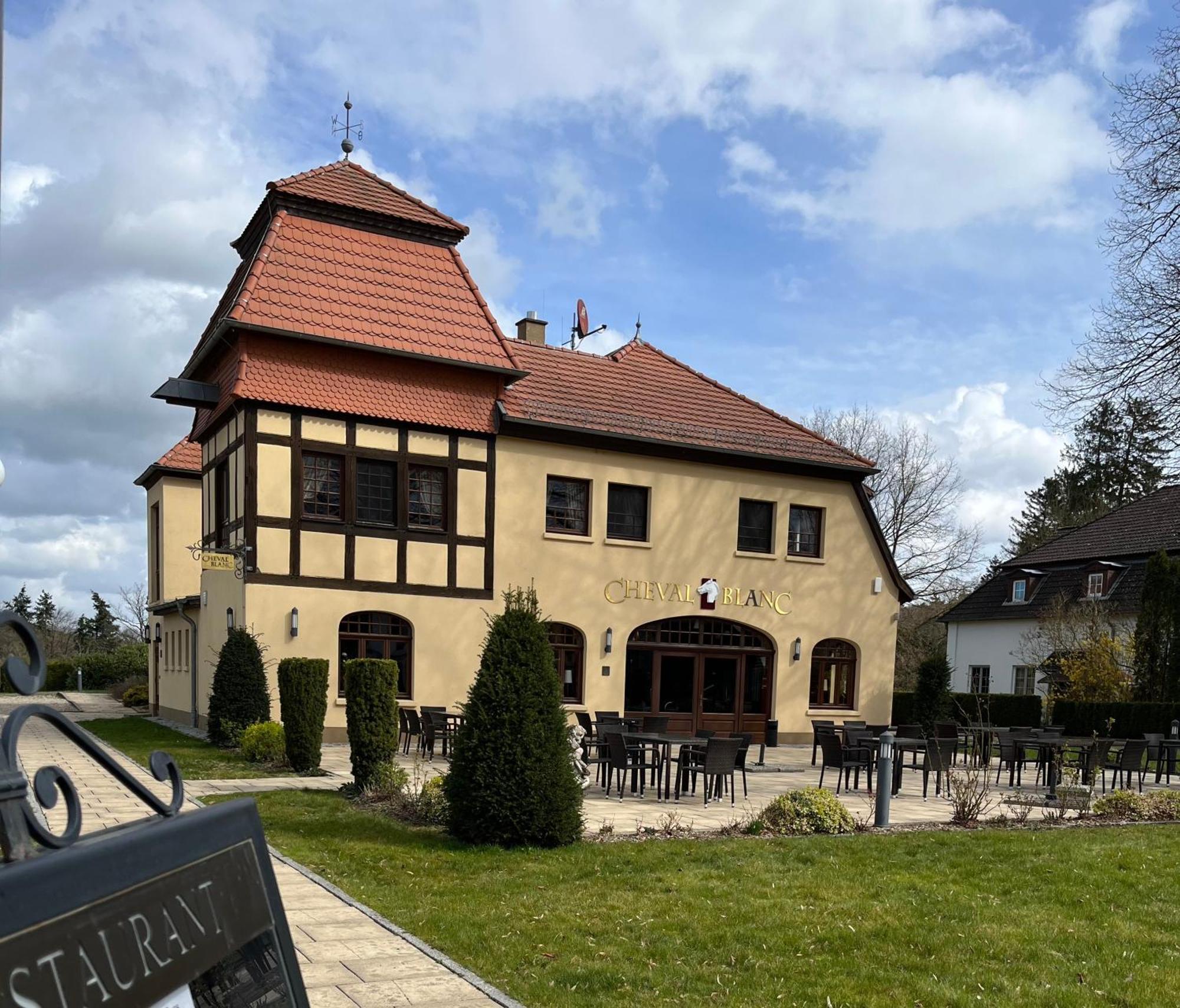 Bernsteinschloss Wendorf (Kuhlen-Wendorf) Exterior foto