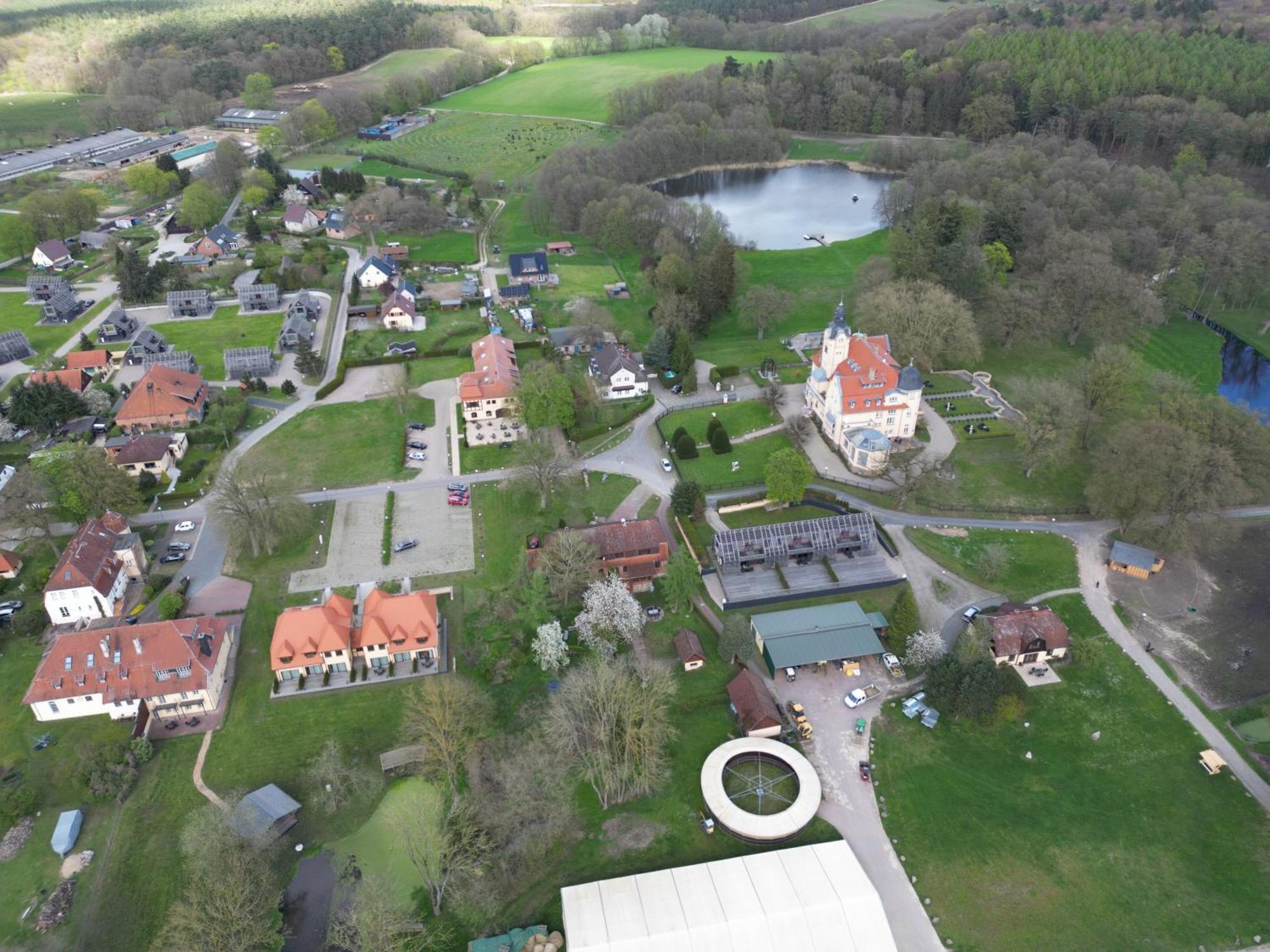 Bernsteinschloss Wendorf (Kuhlen-Wendorf) Exterior foto